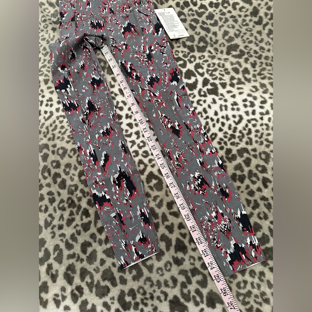 Lululemon Floral Fast And Free HR
Tight 25" Size 2 in Floral with Side Pockets - Picture 17 of 17